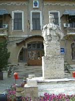 Sediul Primariei - statuie